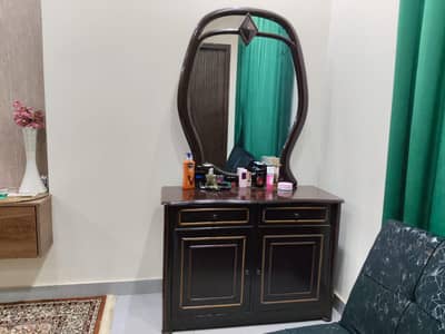 dressing table and chairs