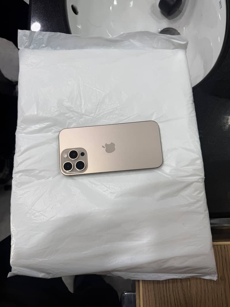 Apple iPhone 16 Pro Max 1