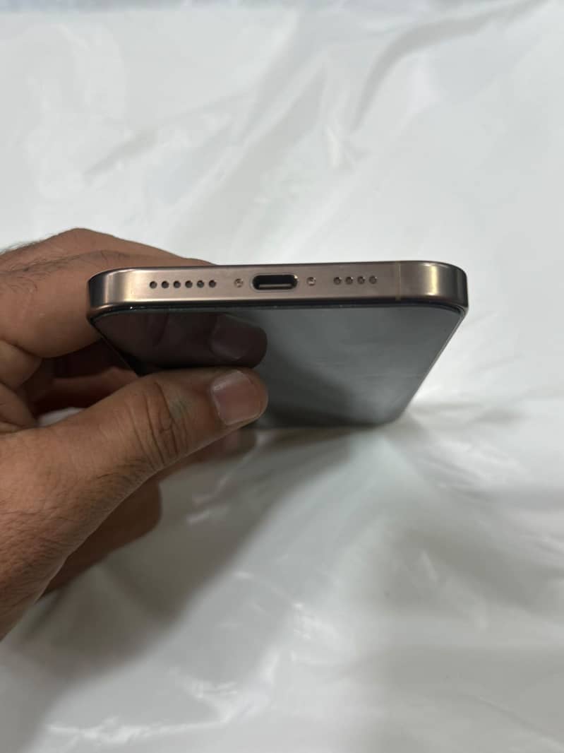 Apple iPhone 16 Pro Max 4