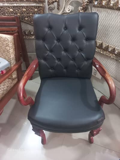 office chair condition 10/ 10 There are total 27 chairs .