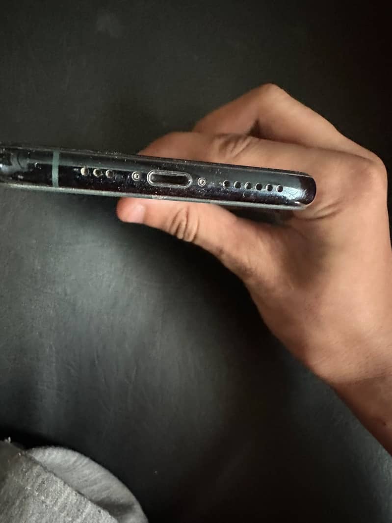 Apple iPhone 11 Pro 4