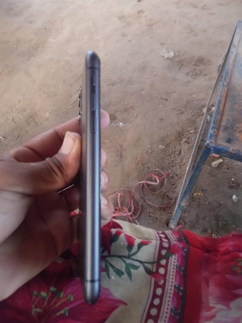 Apple iPhone 11 3