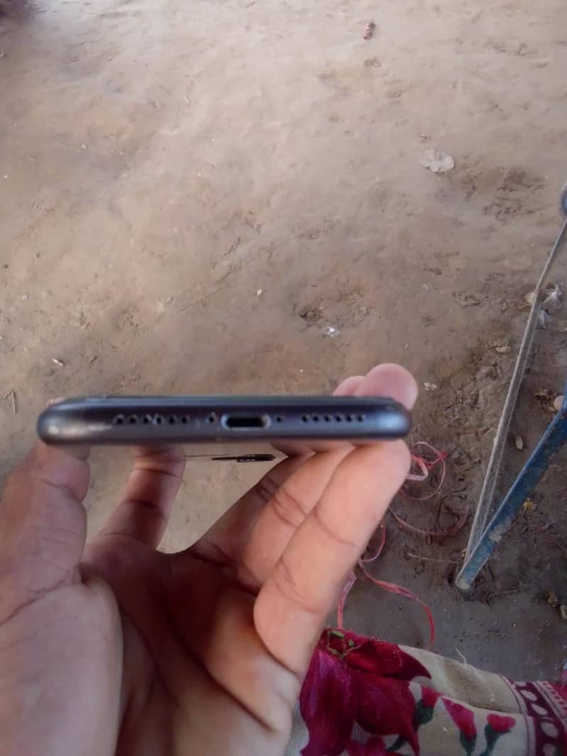 Apple iPhone 11 4