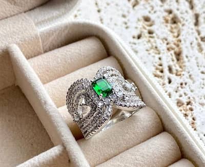 Statement Emerald Ring – Mono and Co.