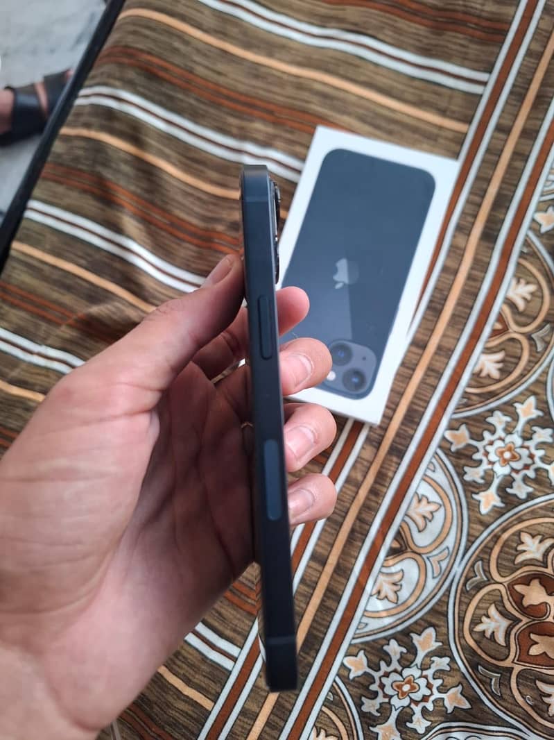 Apple iPhone 13 2