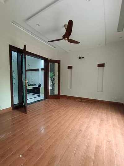 Real picture   10 Marla lower portion available for rent bahria town Lahore