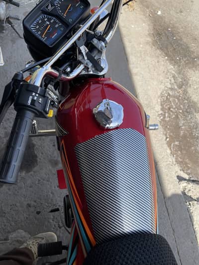 Honda 125 Red colour 03016869292 what’s up 3100 km drive