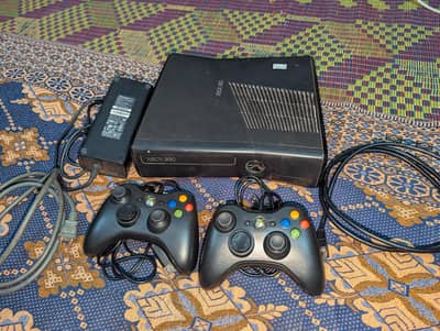 Xbox 360 S with 2 controllers and complete acesories no 03281448087