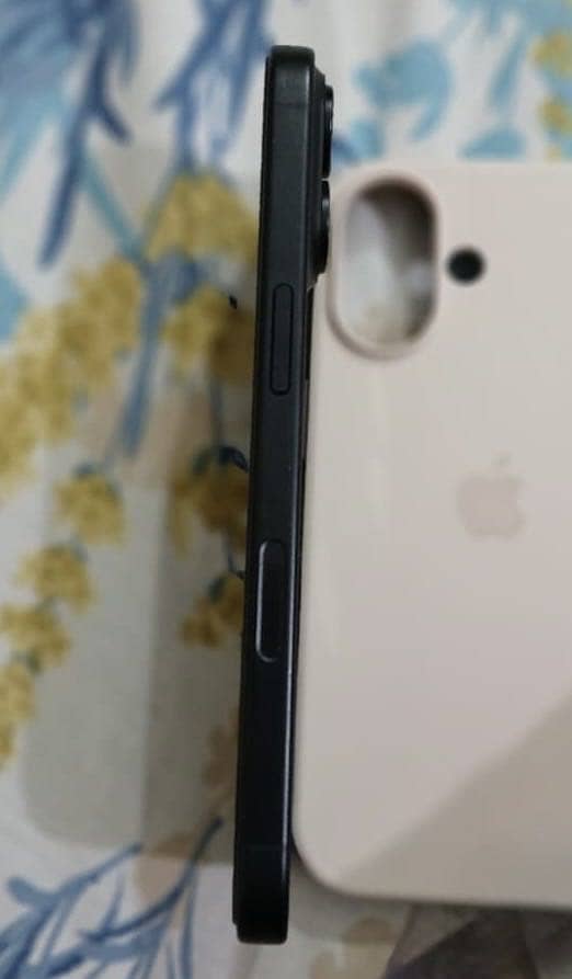 Apple iPhone 16 4