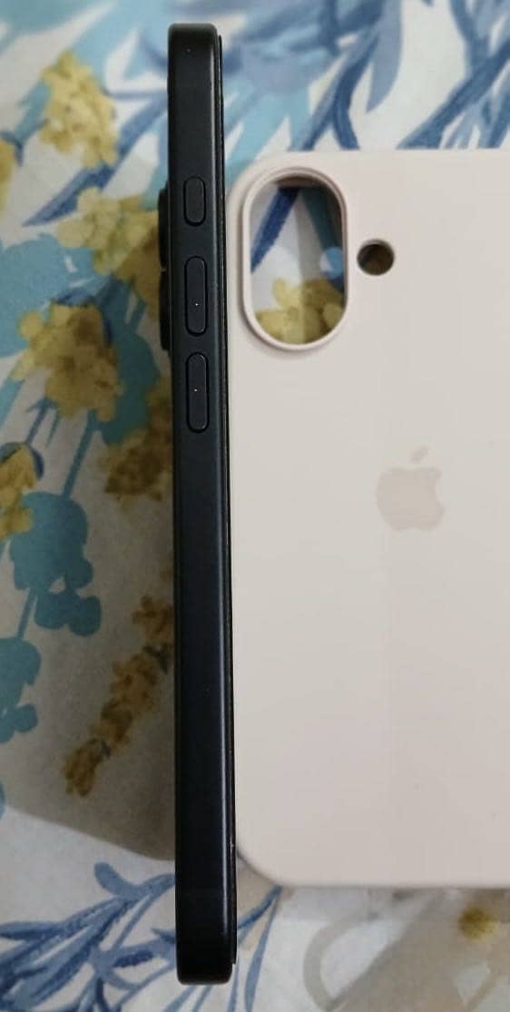 Apple iPhone 16 7
