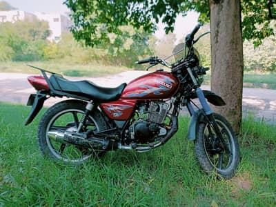 Suzuki GS 150 (2016 Model) – Alloy Rims, Disc Brake & Tubeless Tyres