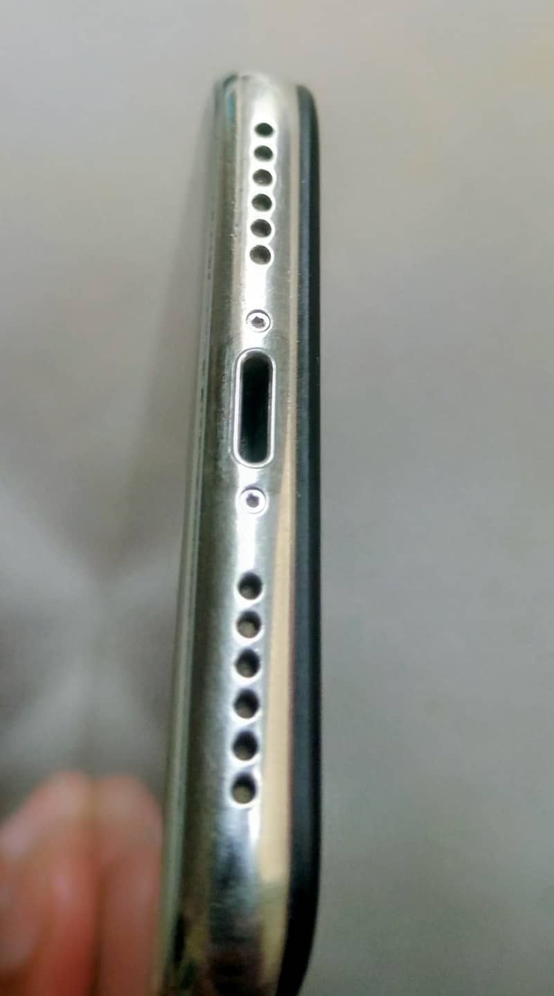 Apple iPhone X 4