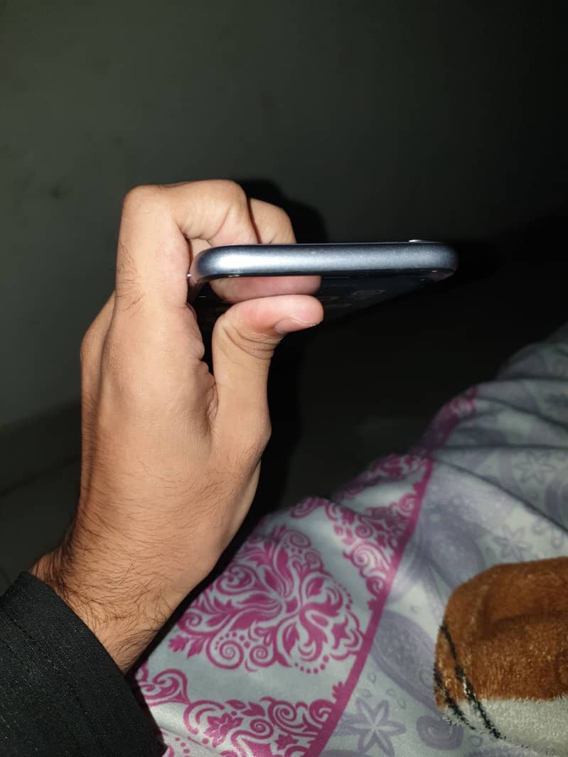 Apple iPhone 11 4