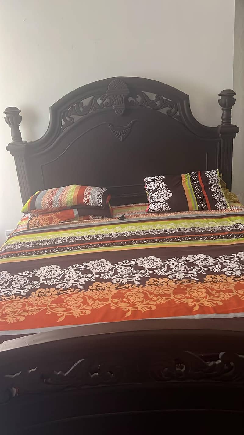 king bed with dressing 0