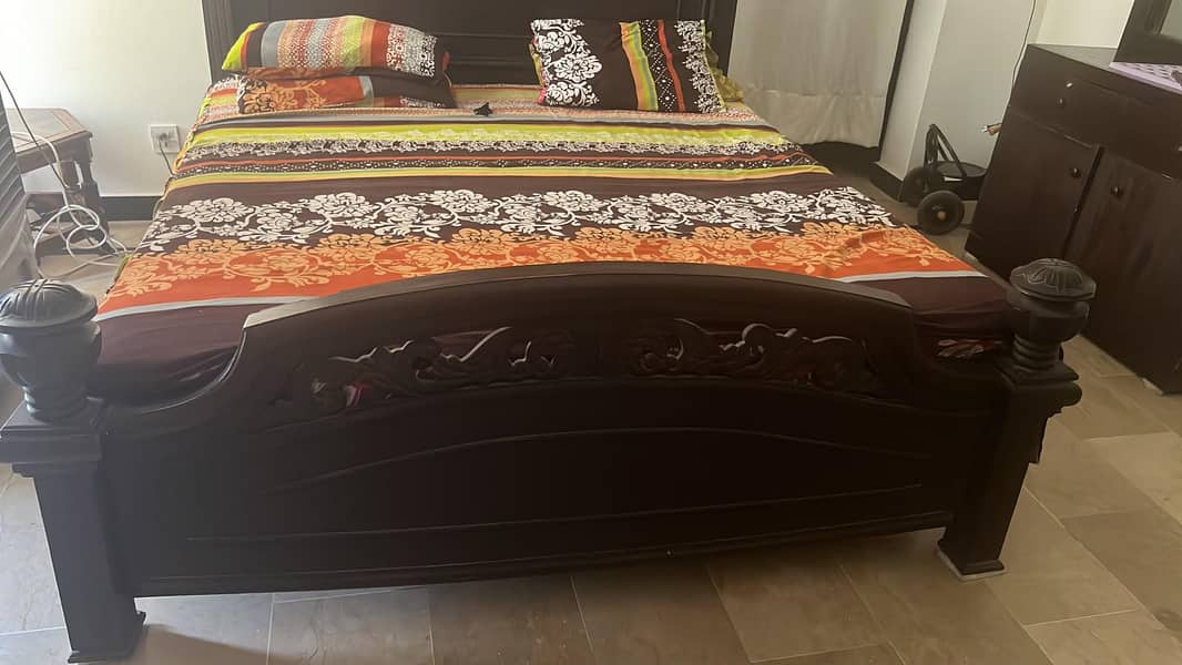 king bed with dressing 1