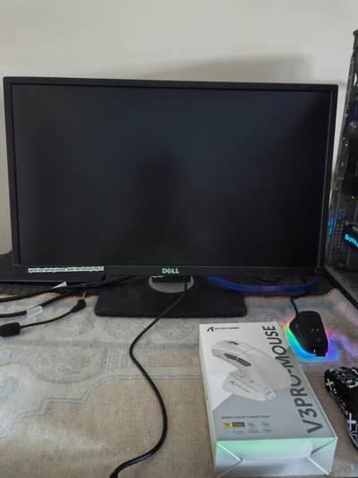 rx 580 and mouse and a monitor