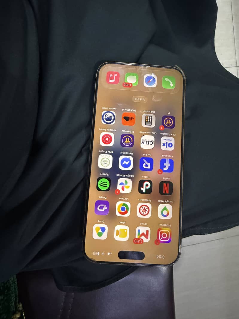 Apple iPhone 16 Pro Max 1