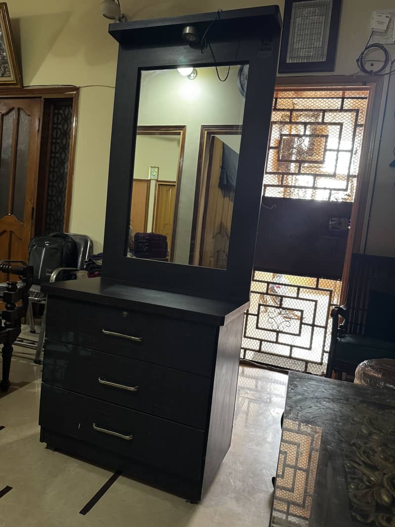 Selling dressing table 0