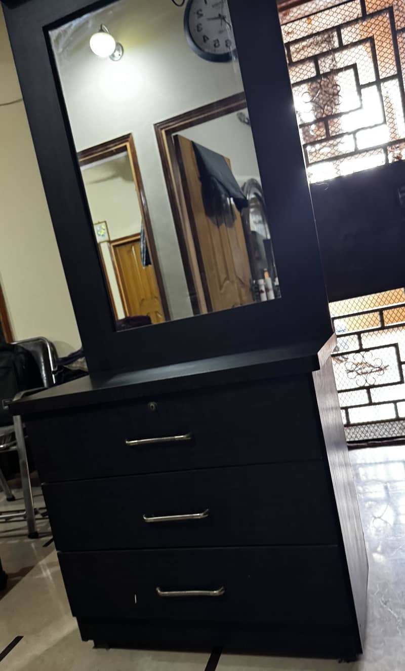 Selling dressing table 1