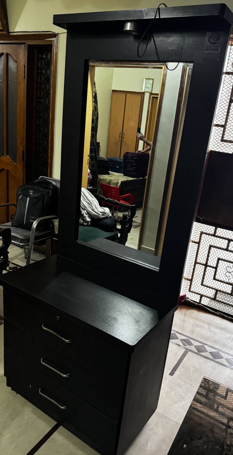 Selling dressing table 4