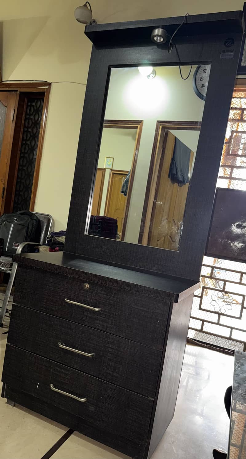 Selling dressing table 8