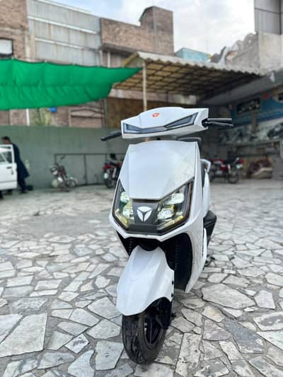 Yadea T5 Electric Scooter – Excellent Condition – Low Mileage.