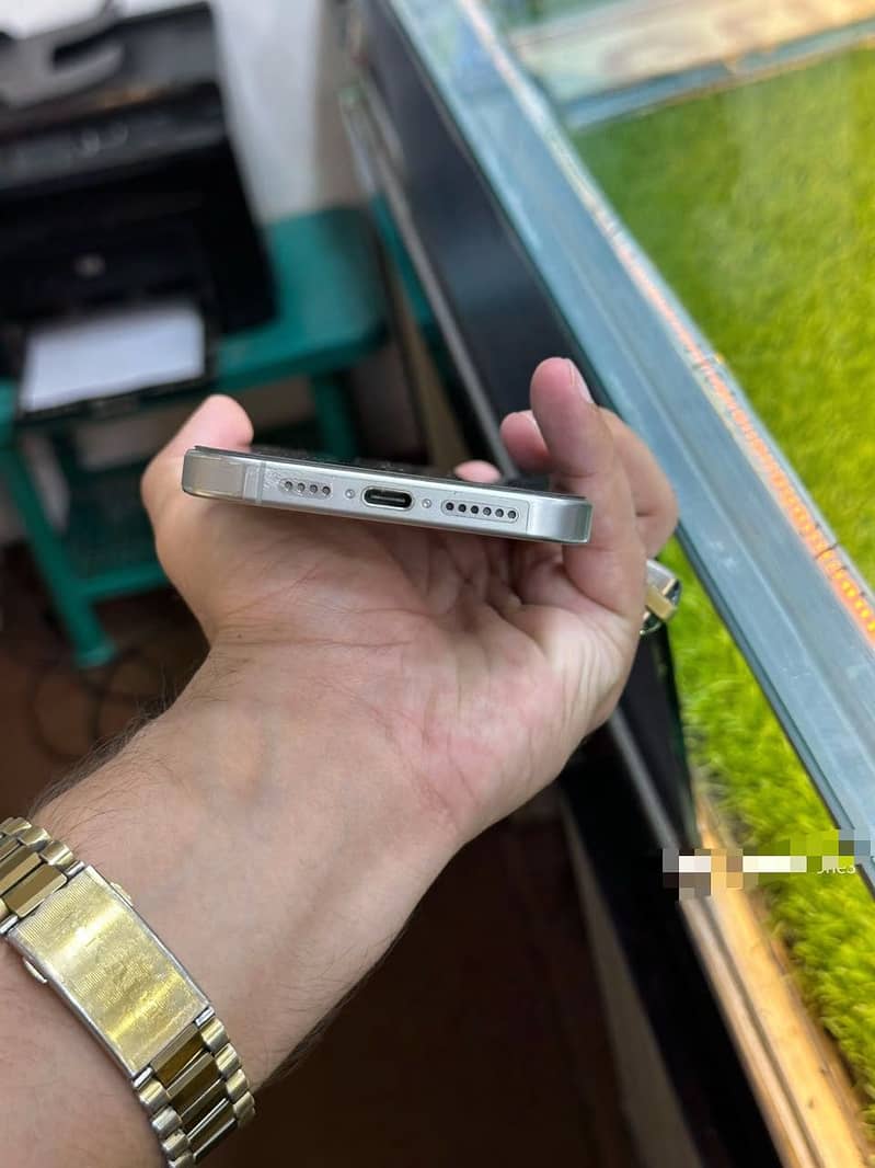 Apple iPhone 15 Pro Max 4