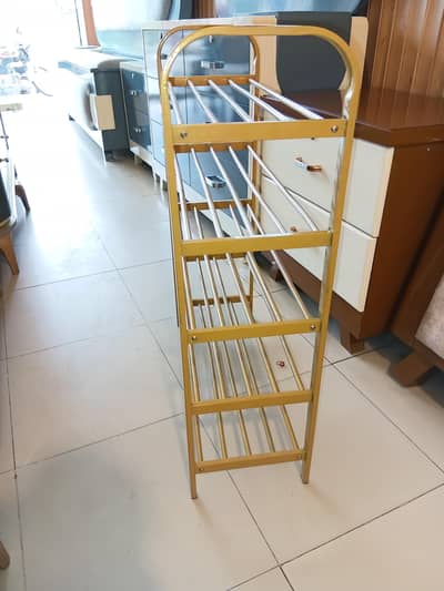 Shoe rack ha only golden colour ma