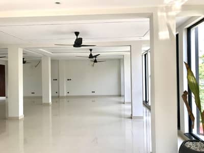 Good Opportunity Brand New Plaza for Rent in G-10 Islamabad A premium commercial plaza is now available in the highly desirable sector of G-10. Perfect for corporate offices, IT companies, call centers, and multinational setups.