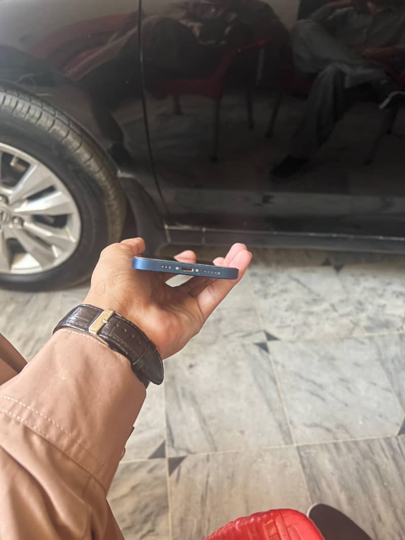 Apple iPhone 12 4