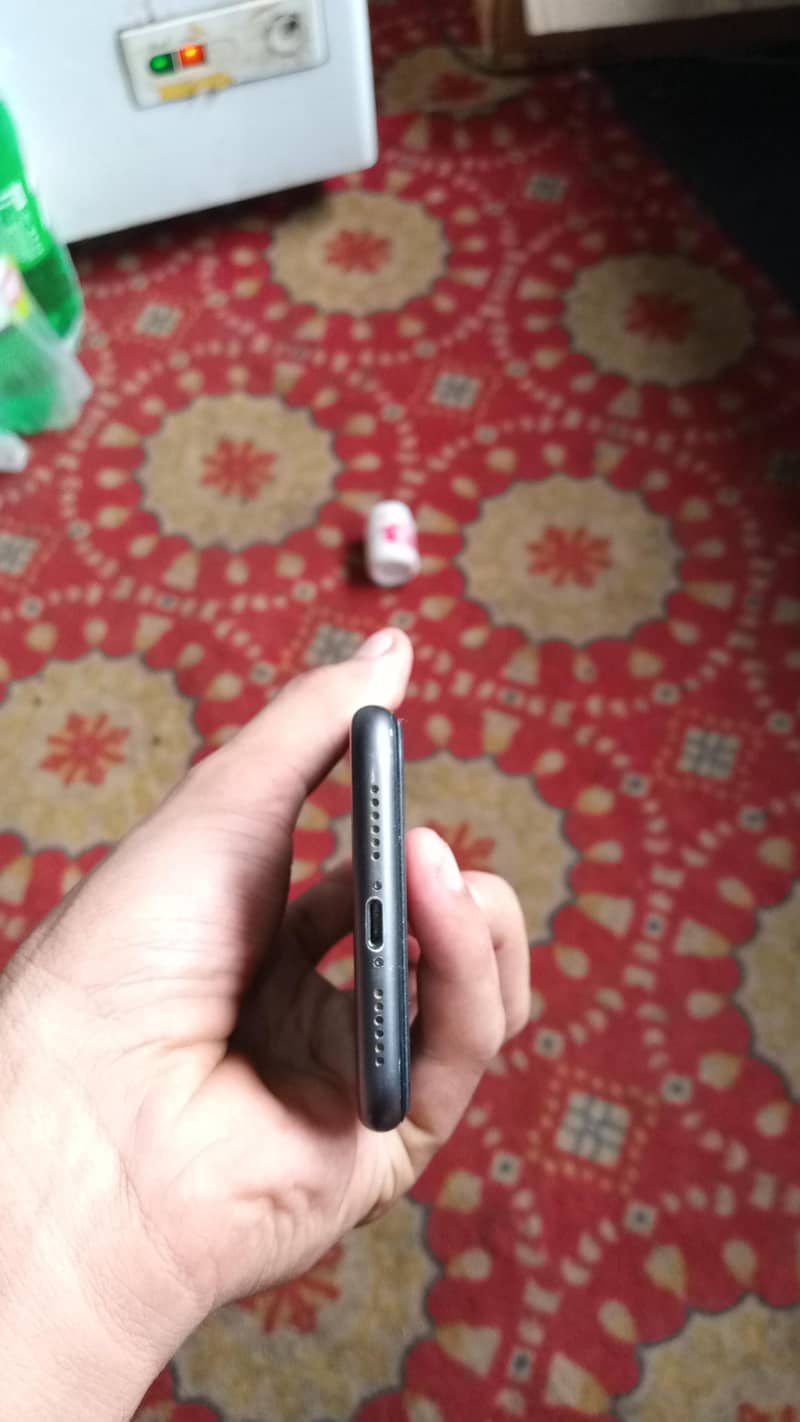 Apple iPhone 11 4