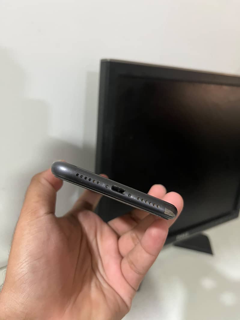 Apple iPhone 11 4