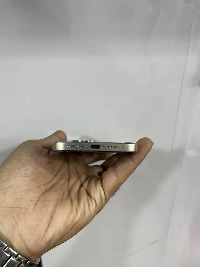 Apple iPhone 15 Pro Max 4