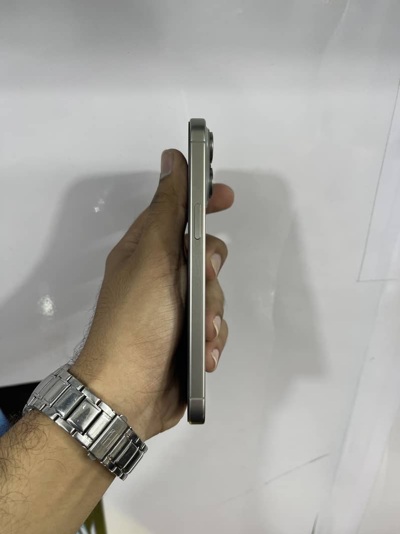 Apple iPhone 15 Pro Max 6