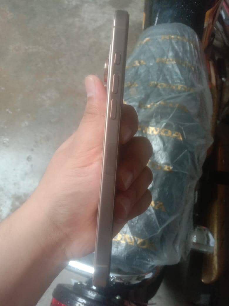 Apple iPhone 16 Pro Max 2