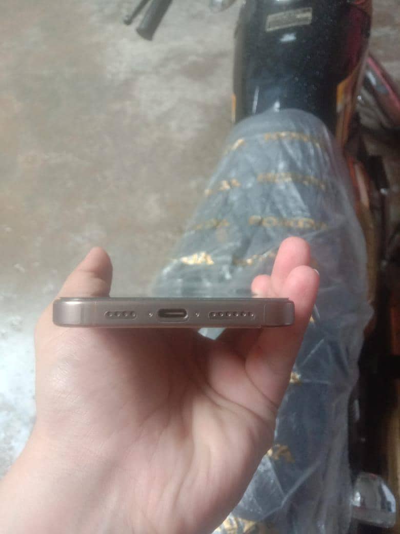 Apple iPhone 16 Pro Max 3