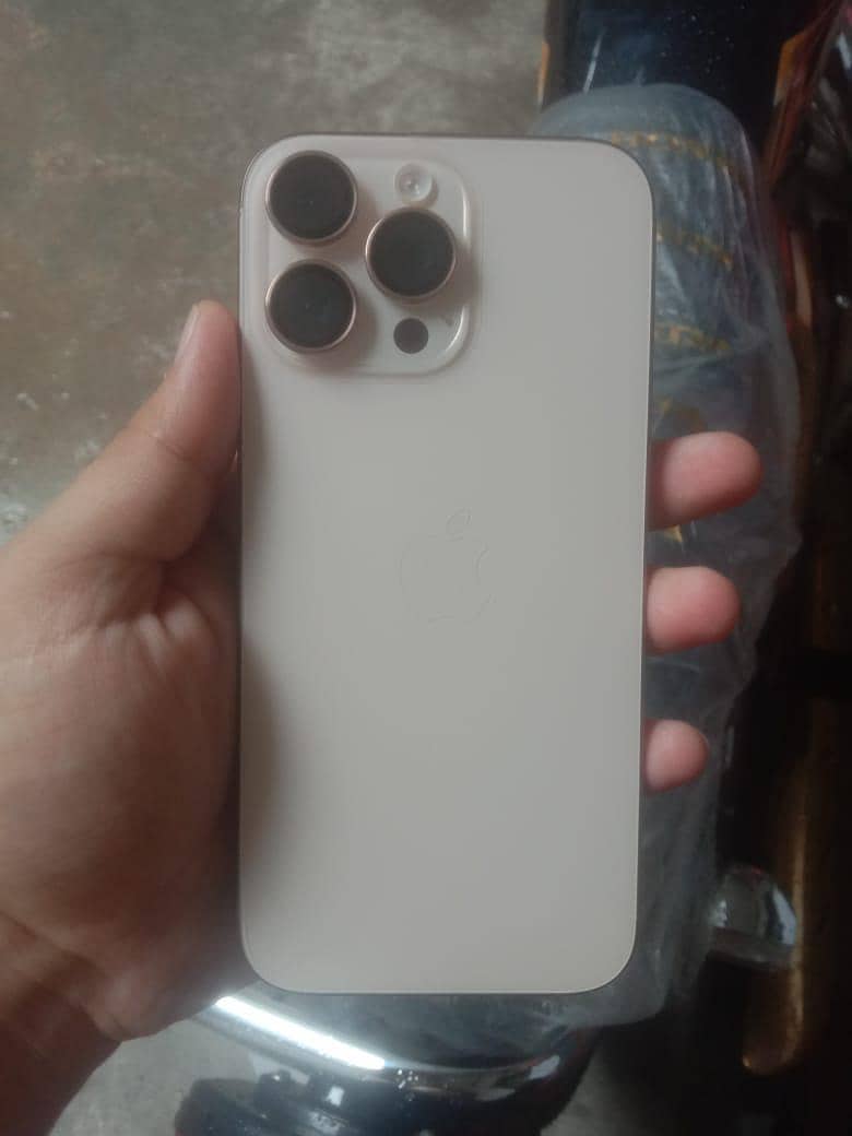 Apple iPhone 16 Pro Max 4