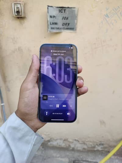 Apple iPhone 13