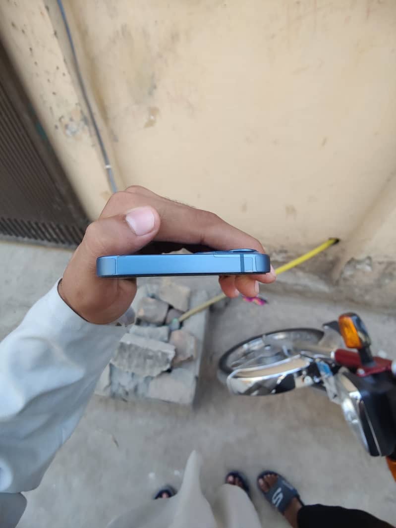Apple iPhone 13 5