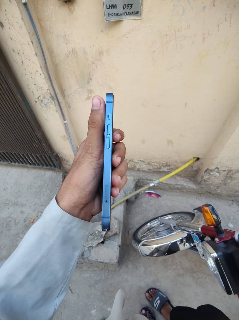 Apple iPhone 13 6