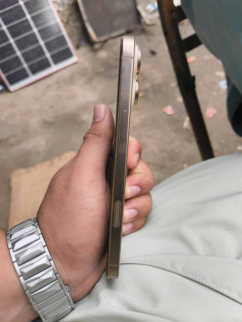 iphone 16 pro max 4