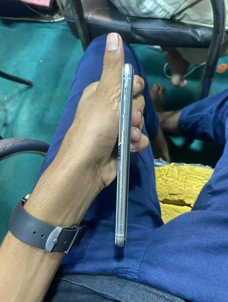Apple iPhone 11 Pro Max 4
