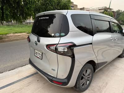 Toyota Sienta 2016