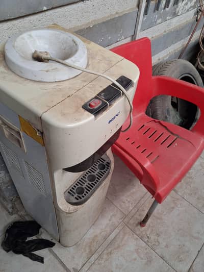 Orient dispenser