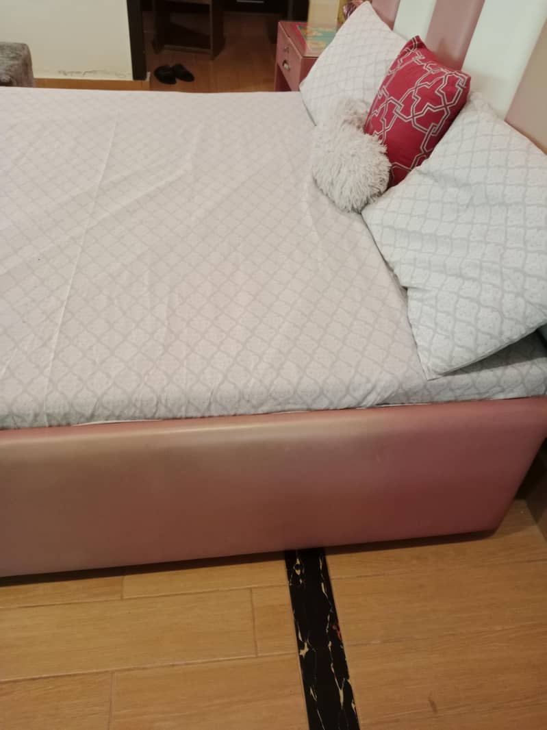 queen size bed with 2 side table 1