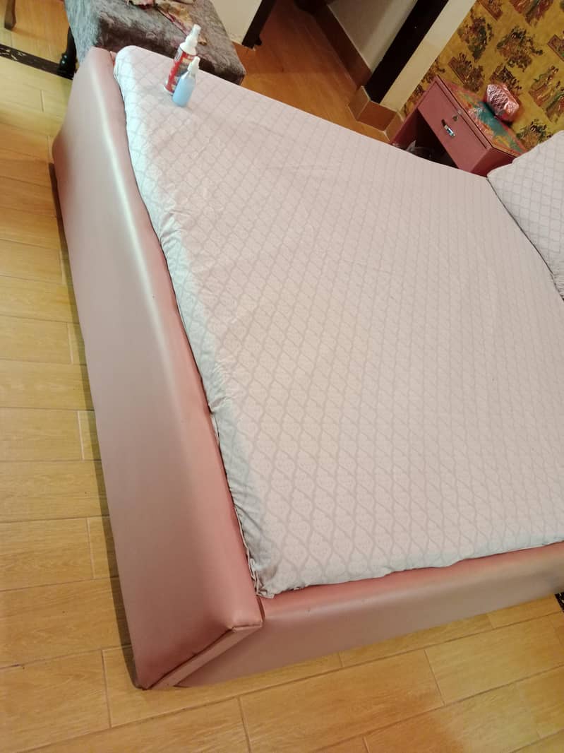 queen size bed with 2 side table 2