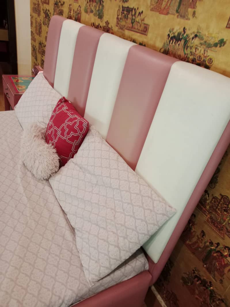 queen size bed with 2 side table 3