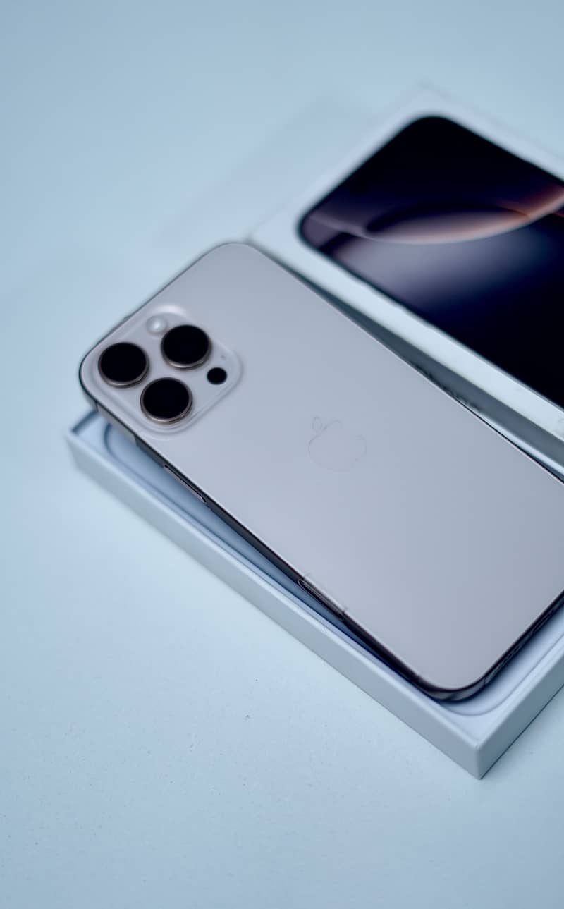 Apple iPhone 16 Pro Max 6