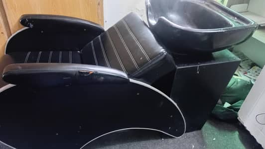 Black color hair washing tub good condition