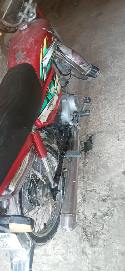 urgent all ok bike sirf tanki tapy paint khrab hea